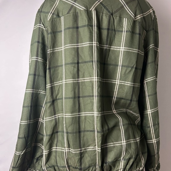 Avenue Green Boxy Button Down Shirt with Long Sleeves - Picture 6 of 10